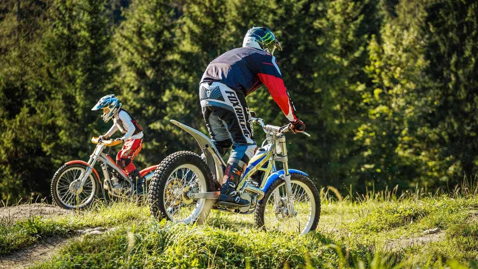 Kinder beim Trialfahren im Gelände