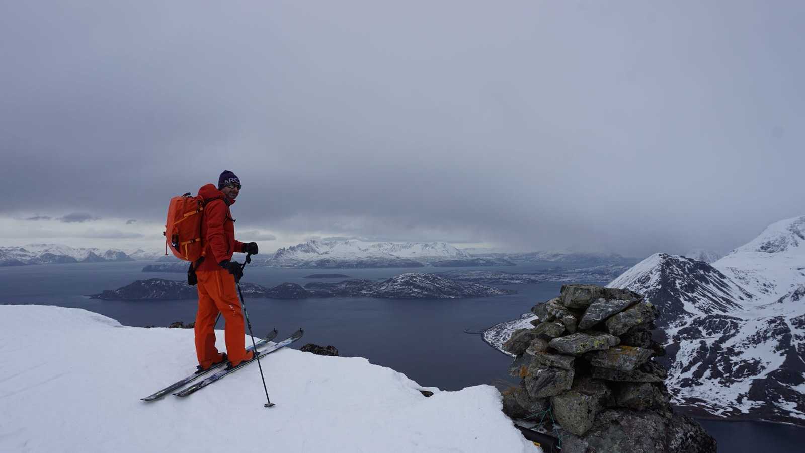 Walter beim Skitourengehen in den norwegischen Lyngenalpen