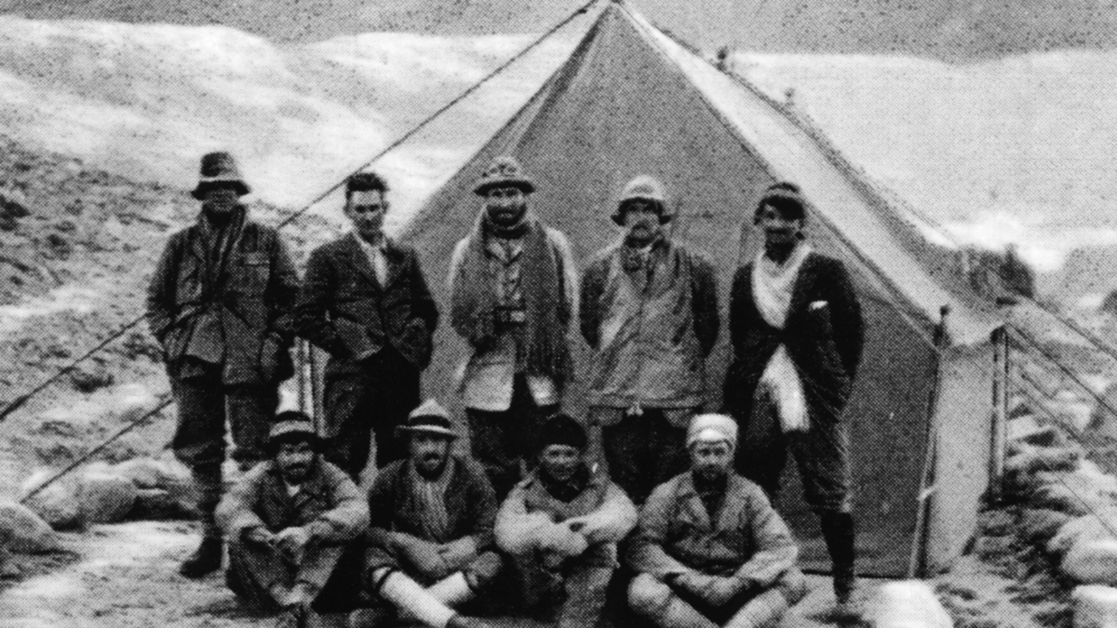 Die britische Expeditionstruppe von 1924. Reihe hinten: Andrew Irvine, George Mallory, Edward F Norton, Noel E Odell and Macdonald. Reihe vorne: E.O. Shebbeare, Geoffrey Bruce, Dr T. Howard Somervell and Bentley Beethem