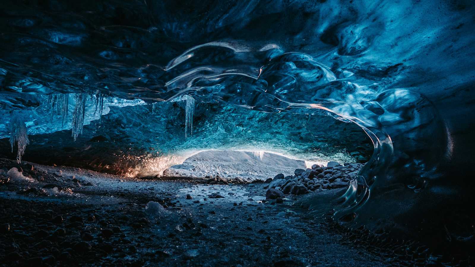 Eine Eishöhle sorgt jedenfalls für Abkühlung an heißen Sommertagen.