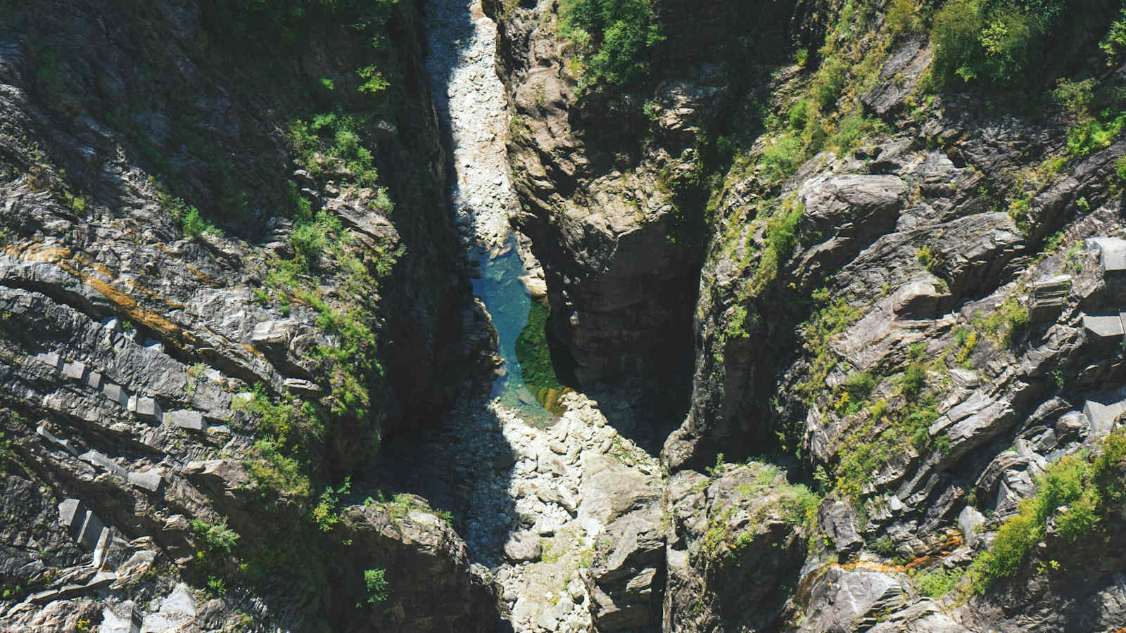 Hartes Licht erzeugt hohe Kontraste (Val Verzasca, Schweiz)