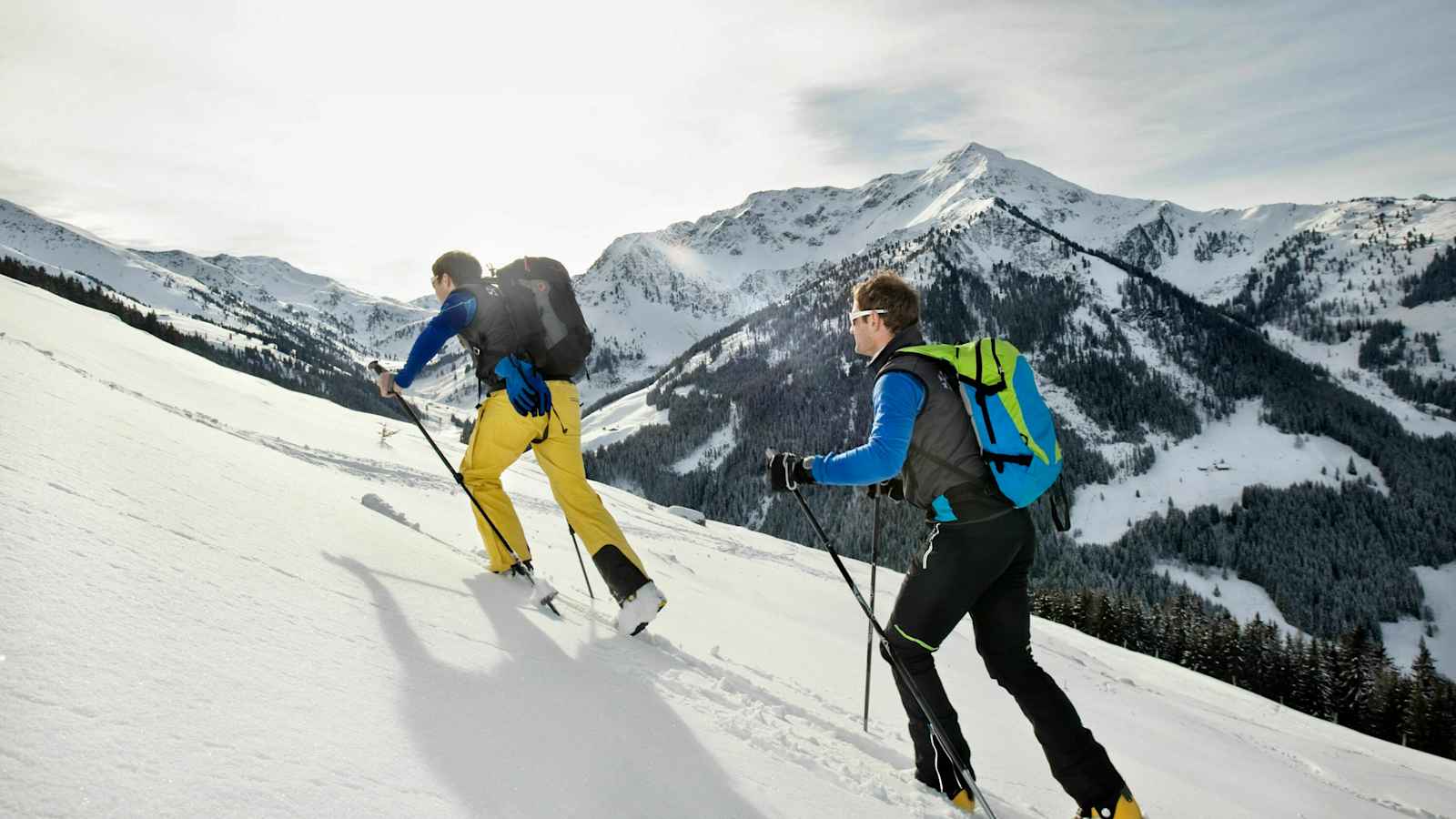 Tirol: Skitourengeher beim Aufstieg im Alpbachtal