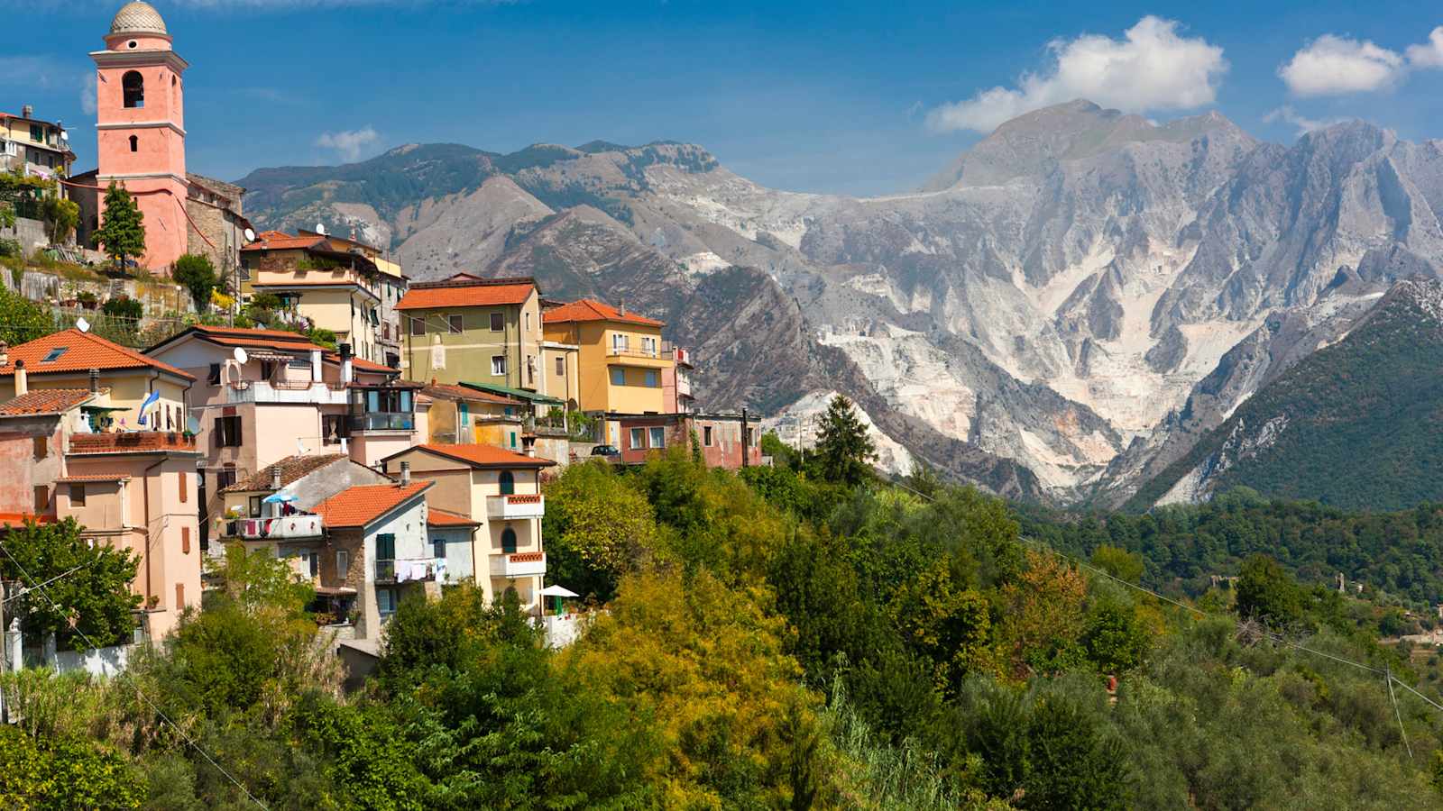 Das Dorf Fontia mit den Apuanischen Alpen im Hintergrund