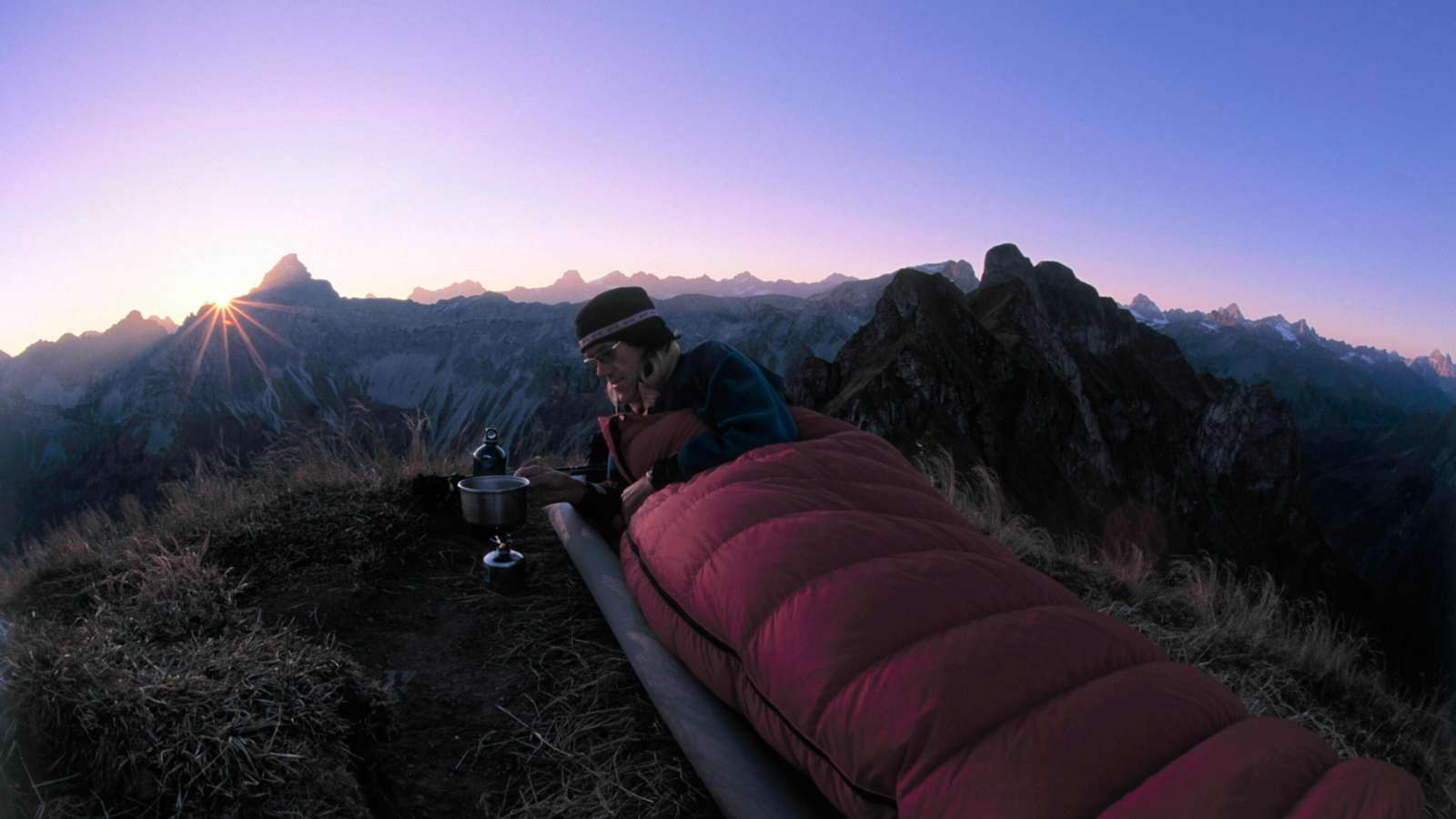 Sonnenuntergang am Berg: Ein Bett mit Aussicht 