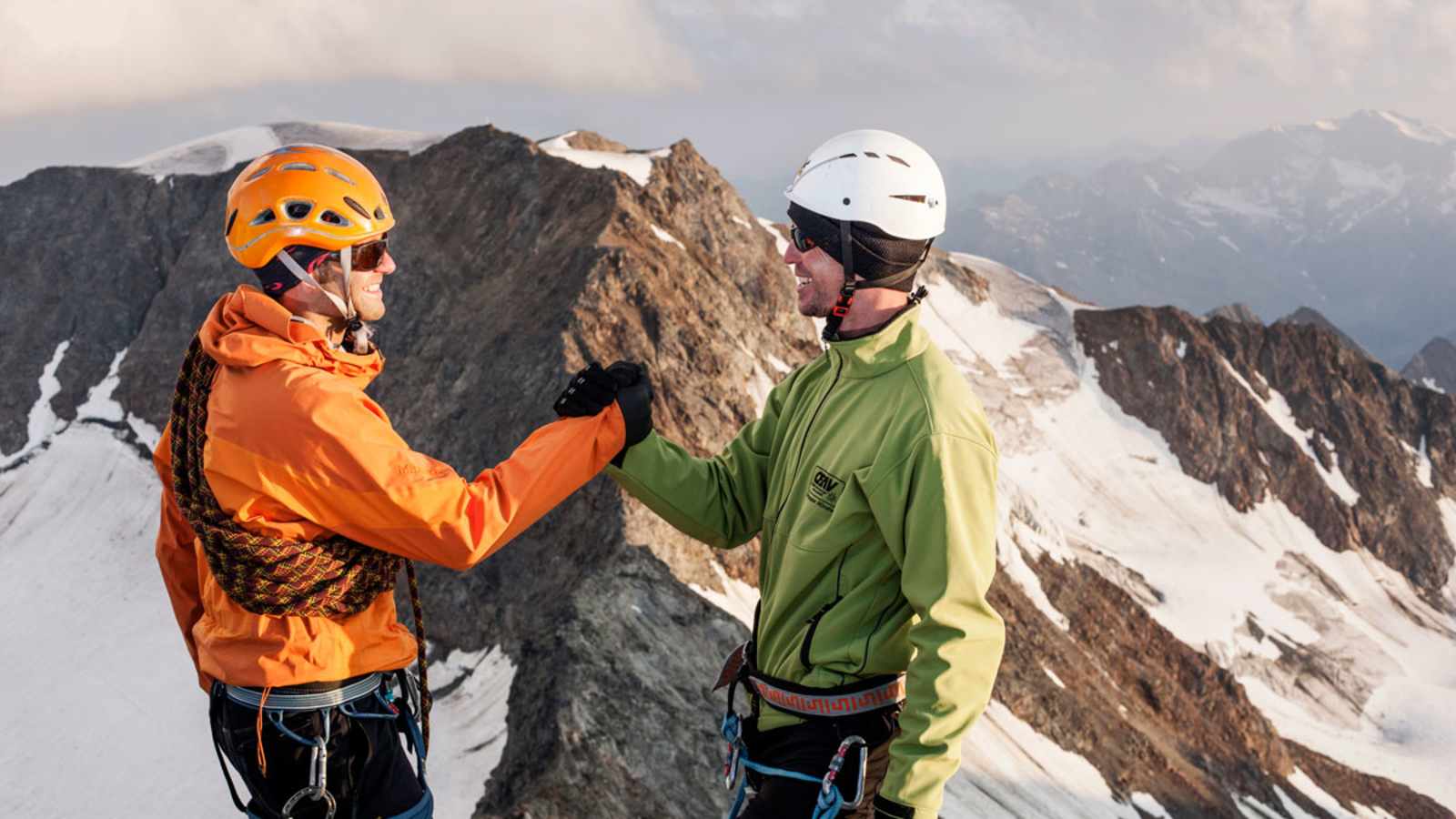 Der obligatorische Handshake am Gipfel des Wilden Pfaff in den Stubaier Alpen