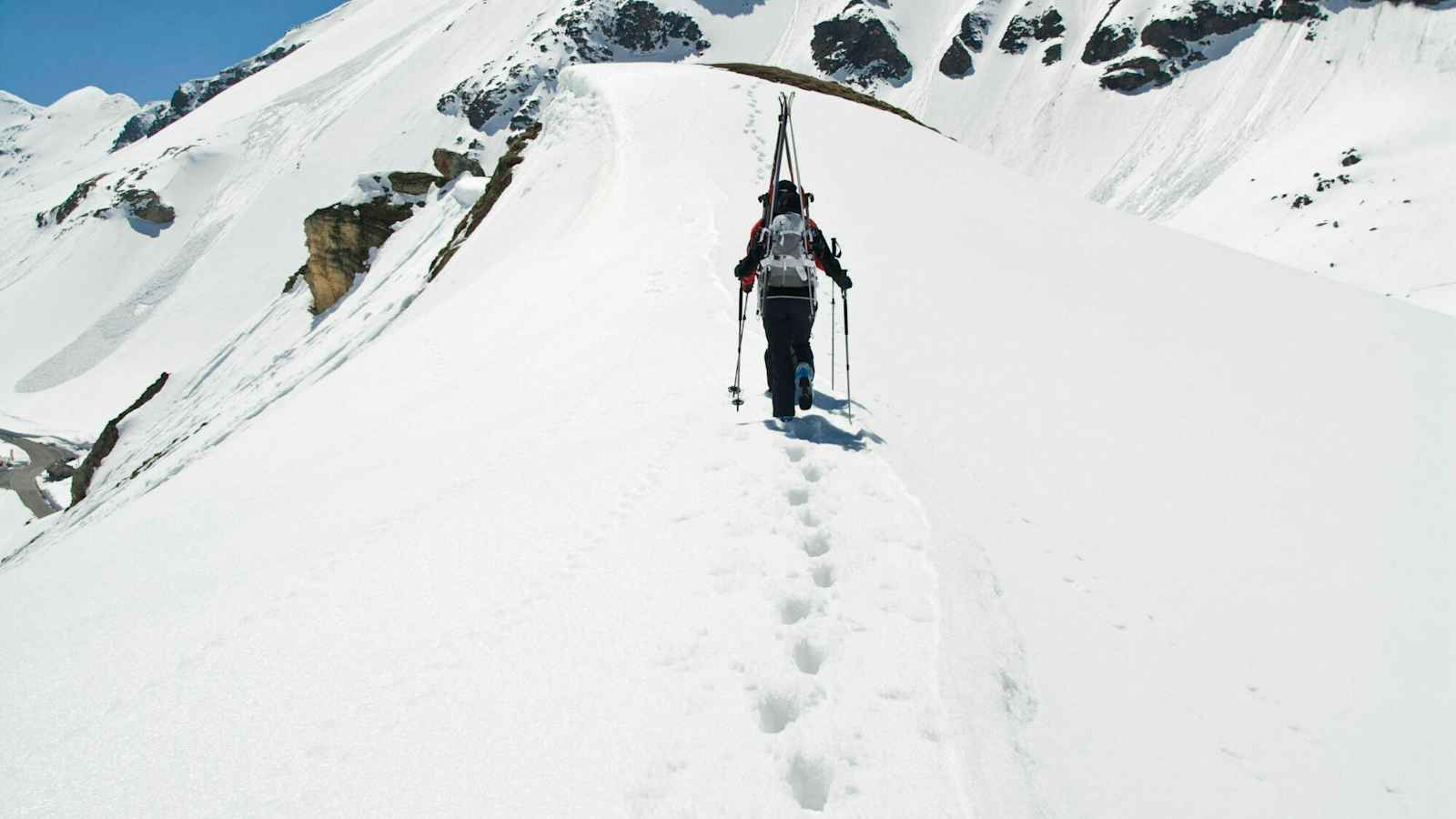 Gratwanderung am Großglockner: Skibergsteigen verlangt oft den kompletten Alpinisten, die Ski dienen als Hilfe beim Zustieg und Abfahrt.