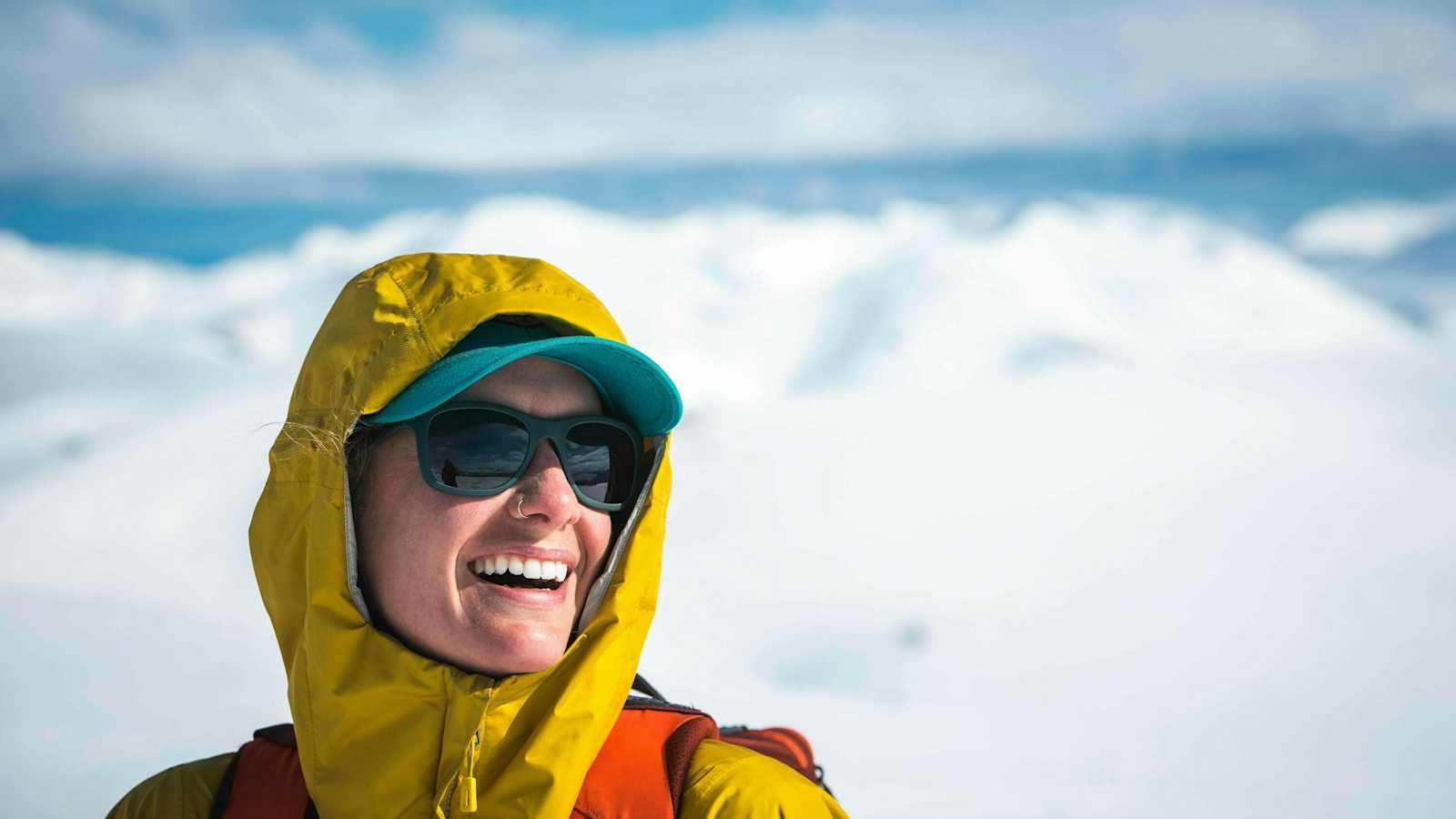 Sonnenschutz am Berg: Eine auf den Seiten eng anliegende Sonnenbrille ist im vergletscherten Hochgebirge ein Muss!