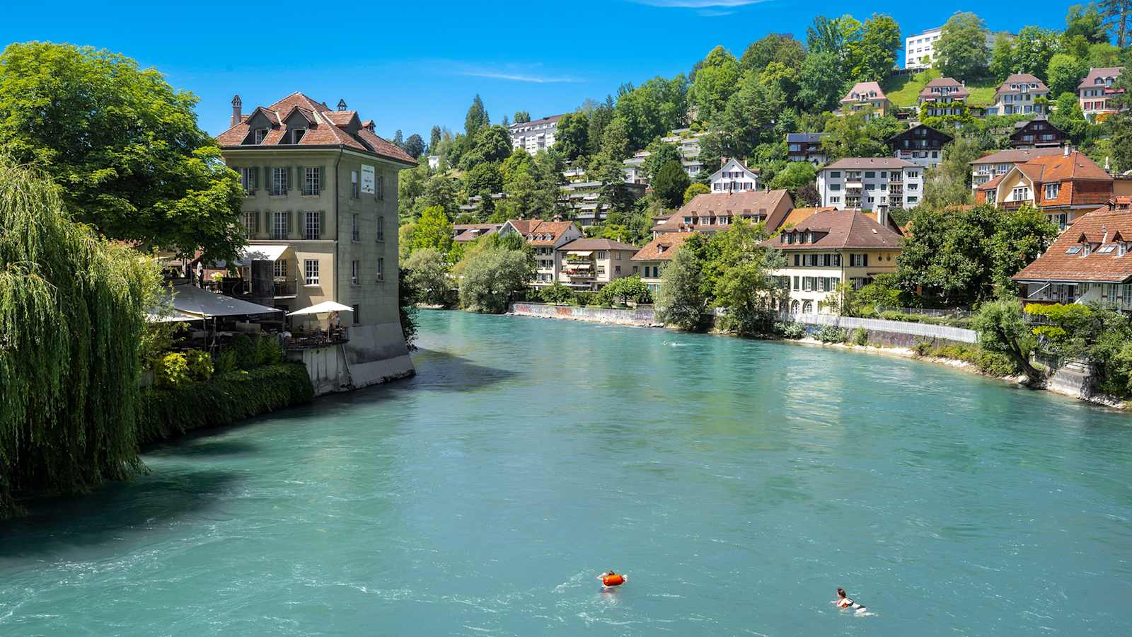 Manche Schwimmen in der Aare bis direkt nach Bern.