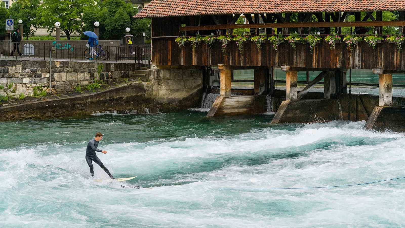 Zum Flusssurfen in Thun gibt es zwei Spots.