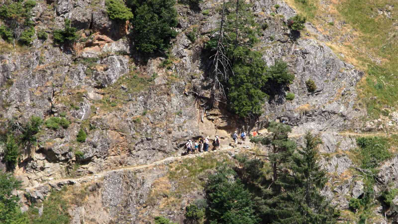 der Weg führt manchmal direkt am Fels entlang