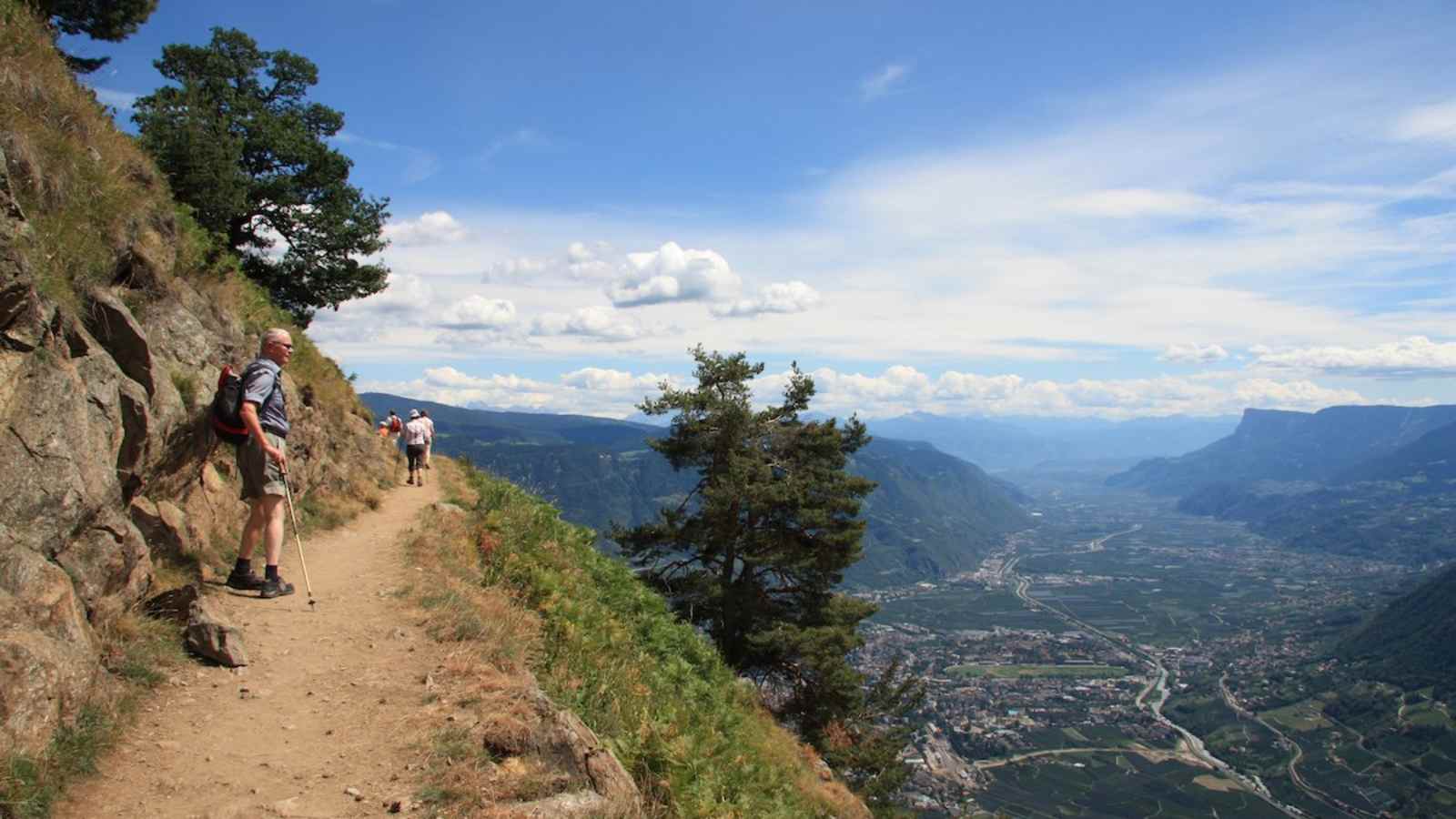 Tiefblick auf Meran entlang der Etappe 1