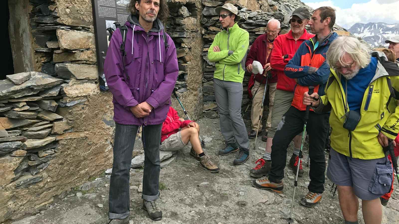 Michael Guggenberger, Archivar des Österreichischen Alpenvereins, erläutert die Geschichte der Salmhütte vor der alten Hütten, die in den Felsen des Schwertecks gesprengt wurde.