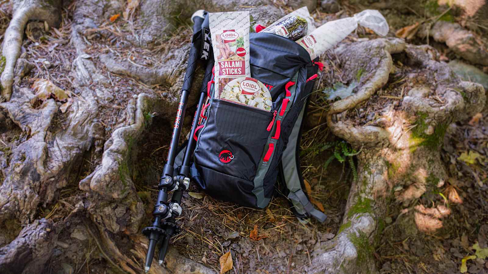 Rucksack gefüllt mit Loidl Spezialitäten salami wanderstöcke
