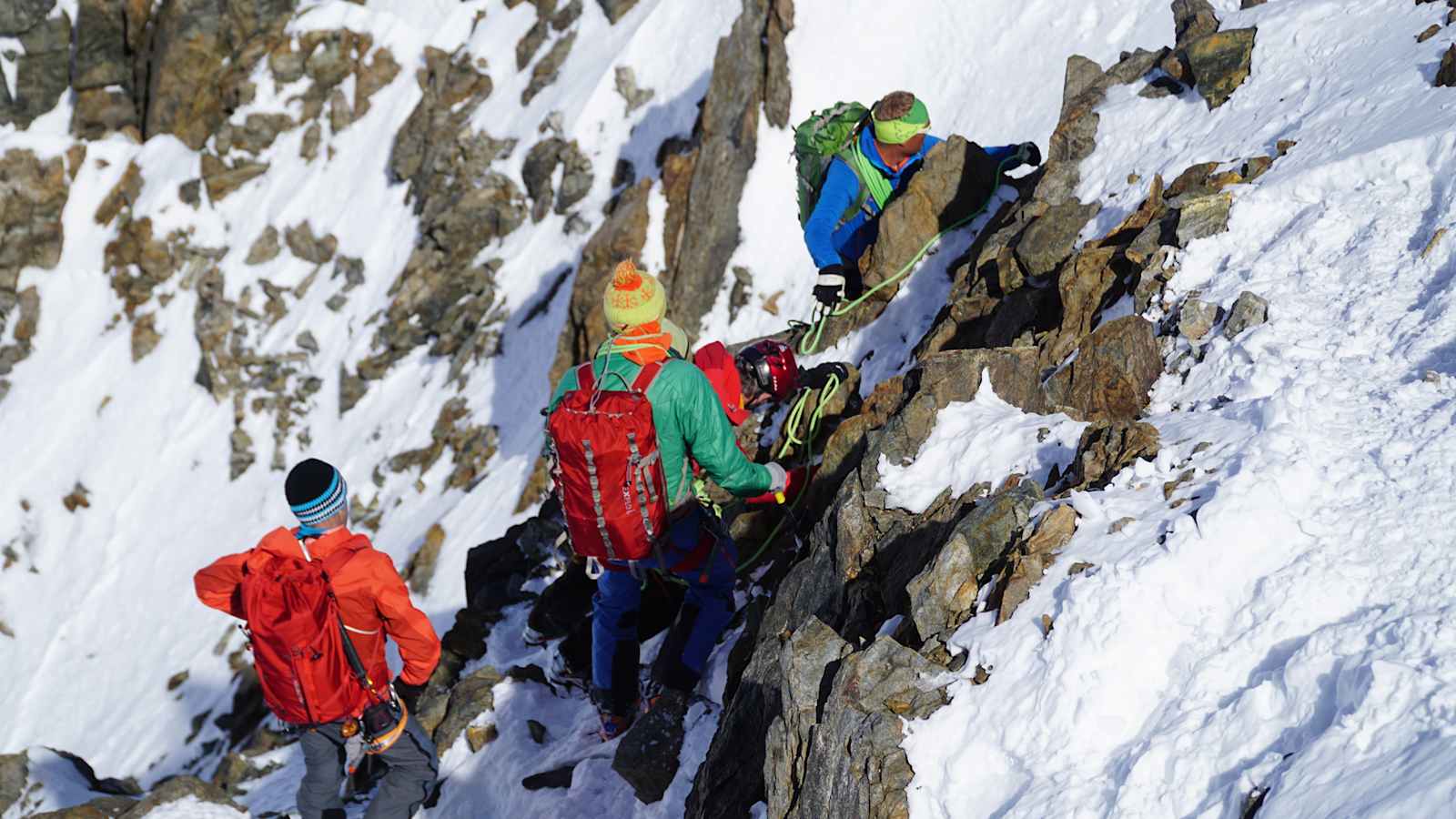 Modetouren. Zur Hauptsaison auf beliebten (Ski-)Hochtouren wie dem Finsteraarhorn trifft man alle Sicherungstechniken an: Sichern an Fixpunkten (rechts über einen Felskopf), gemeinsames Gehen am kurzen Seil (mitte) und seilfrei (links).