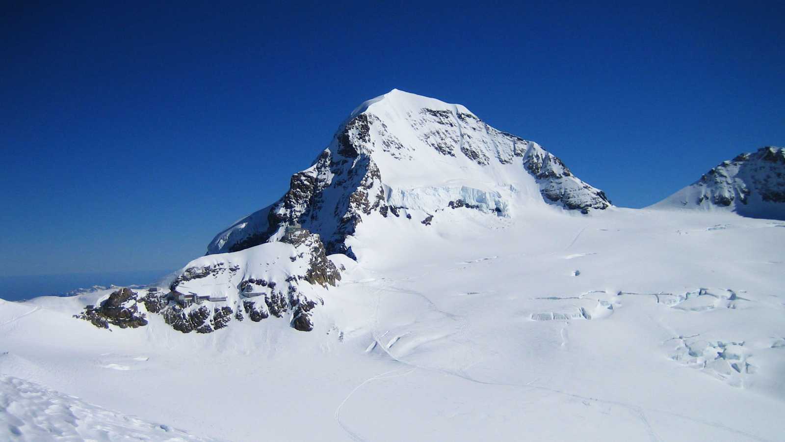 Blick vom Aletschgletscher auf den Mönch in den Berner Alpen