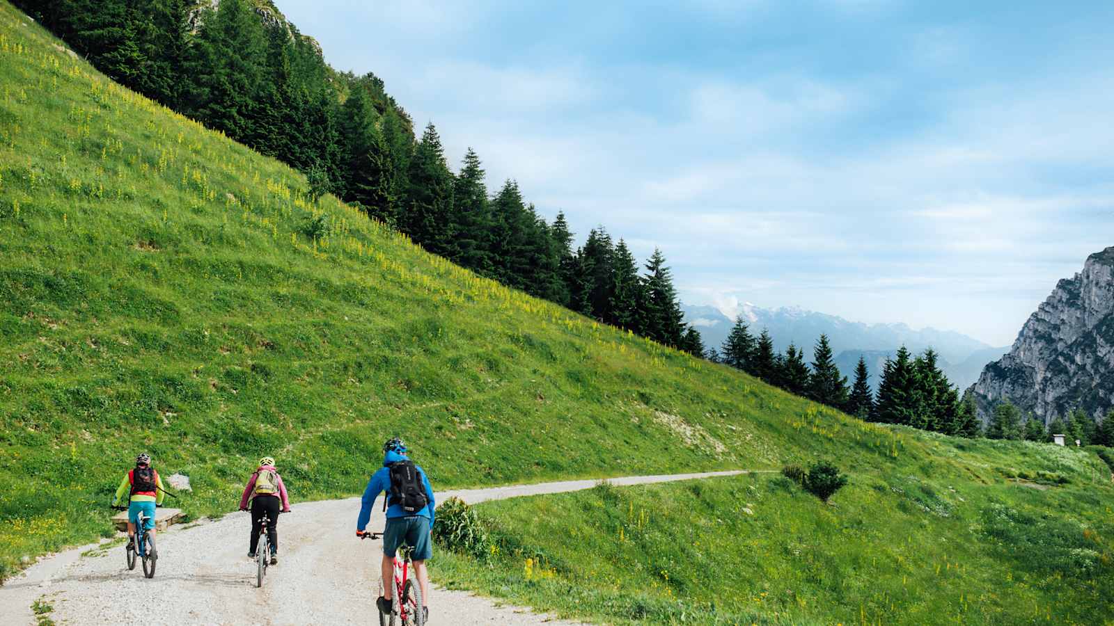 Drei Radfahrer bei der Abfahrt.