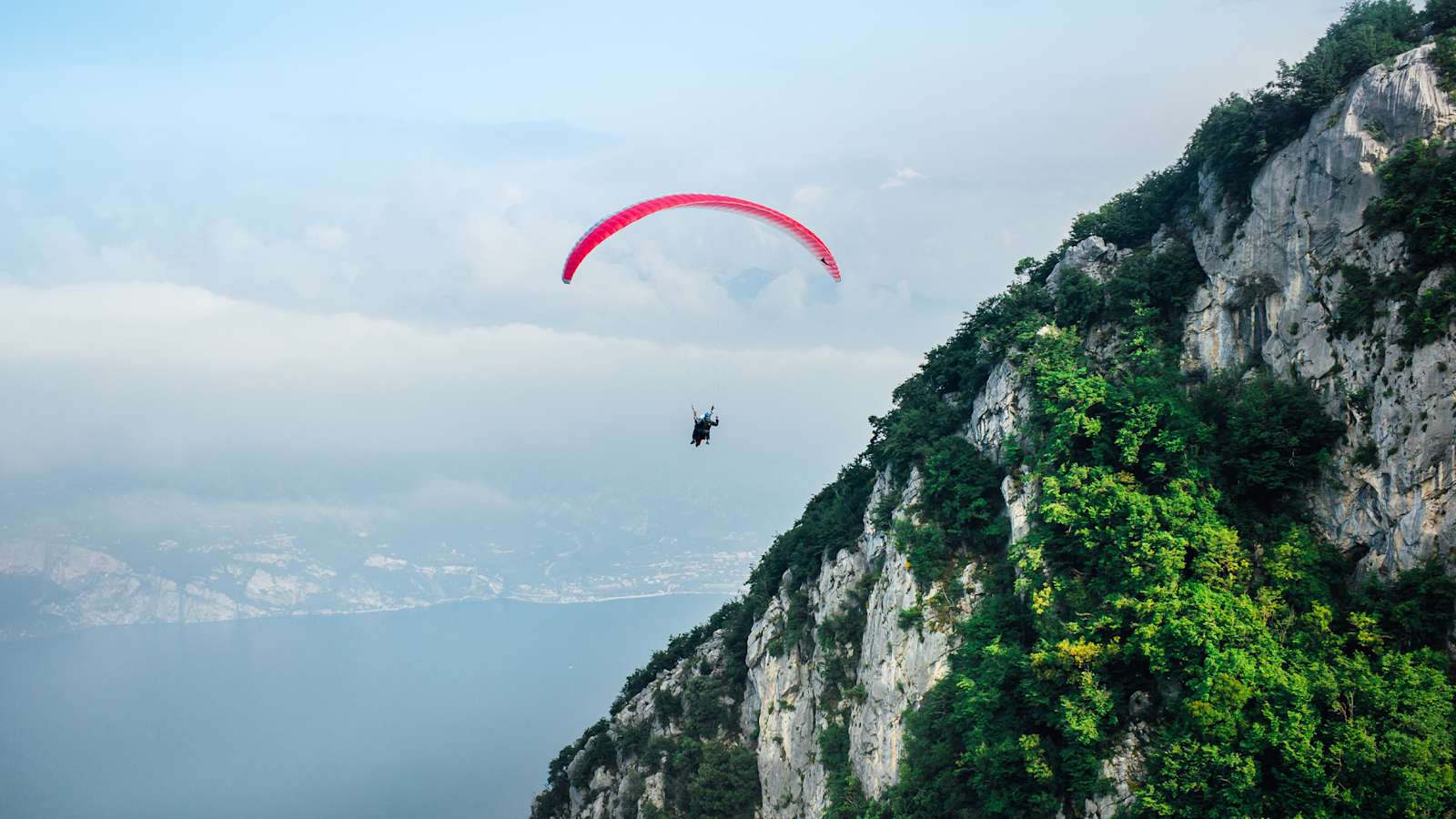 Ein Paragleitflug mit Aussicht auf den Gardasee.