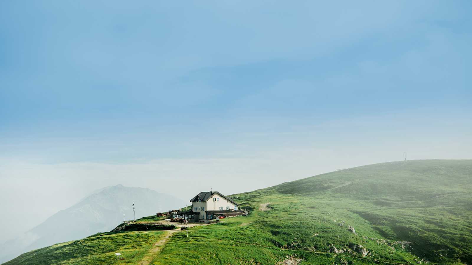 Eine Hütte im Sonnenschein.