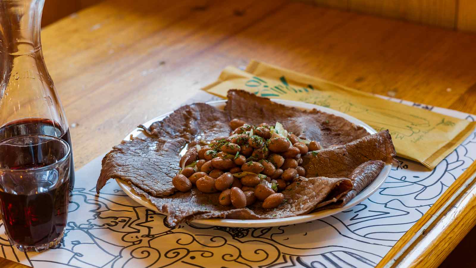 Köstliches Rindfleisch, serviert mit Bohnen.