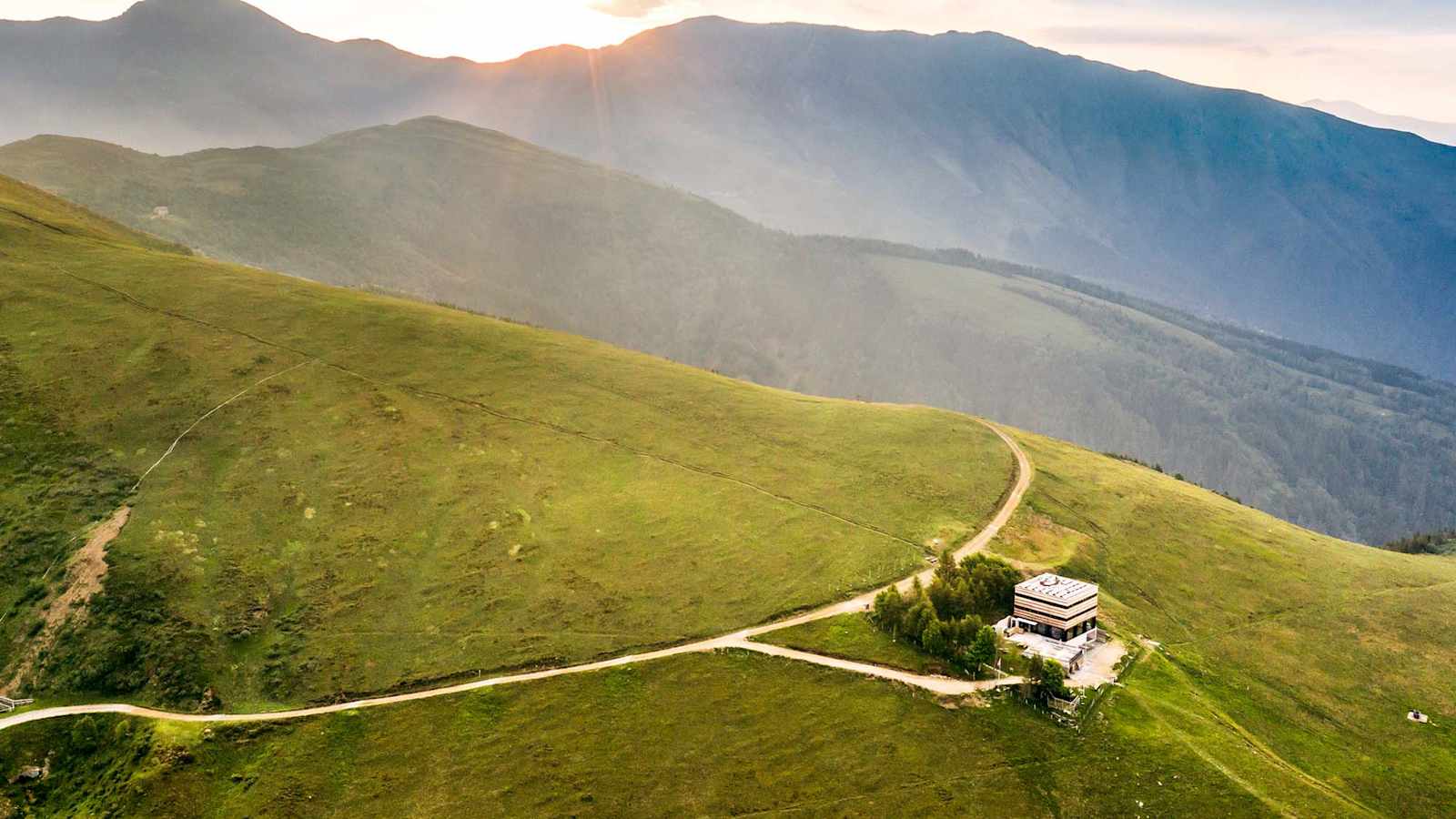 Die Hütte eingebettet in üppige Graslandschaften.