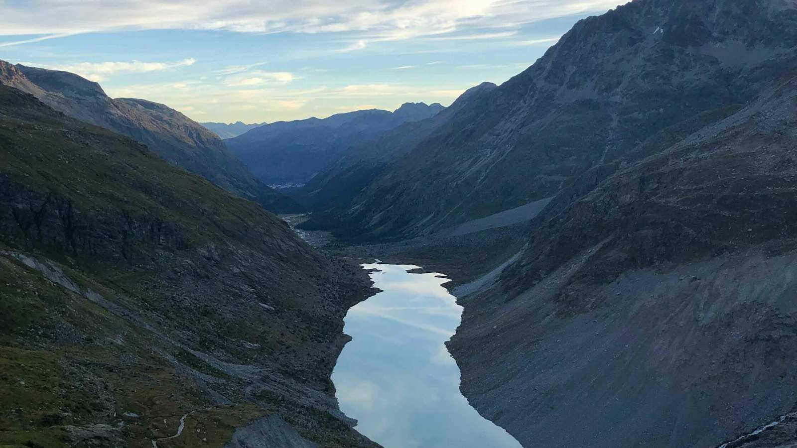 Frühmorgendlicher Ausblick vom Hüttenfenster der Coaz-Hütte auf den Lej da Vadret