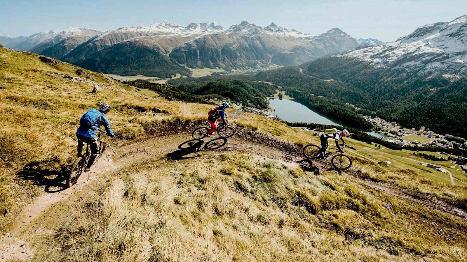 Die Mountainbiker nehmen eine steile Kurve.