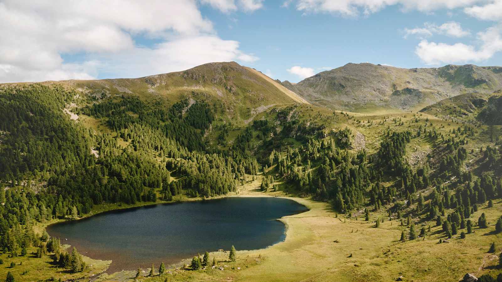 Umgeben von der unberührter Murtaler Natur liegt der Winterleitensee in den Lavantaler Alpen. Auf der gleichnamigen Hütte kocht derweilen Hüttenwirt Andreas für seine Gäste auf.