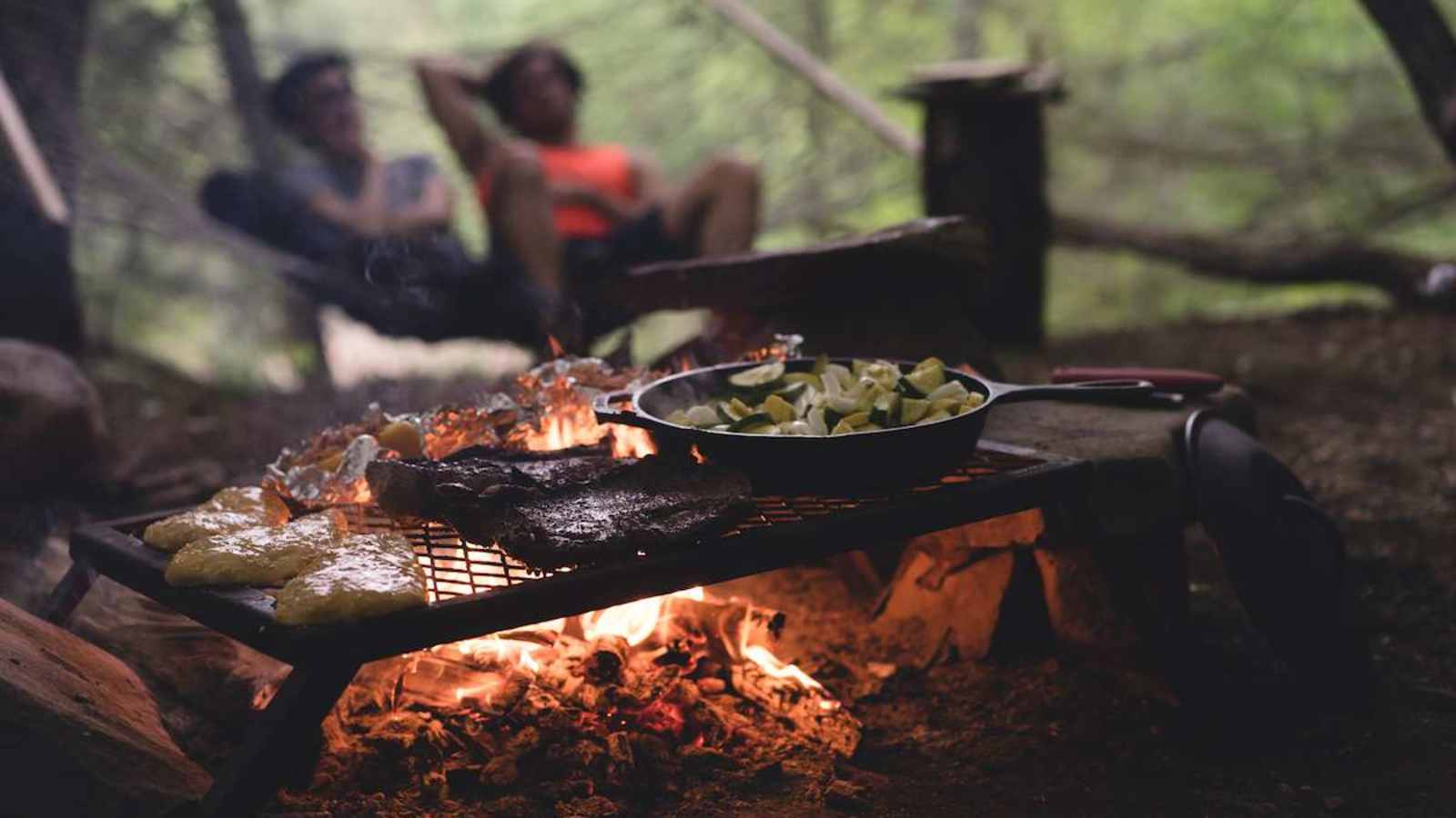 Camping Geschirr: Ruß und Angebranntes gehören einfach dazu