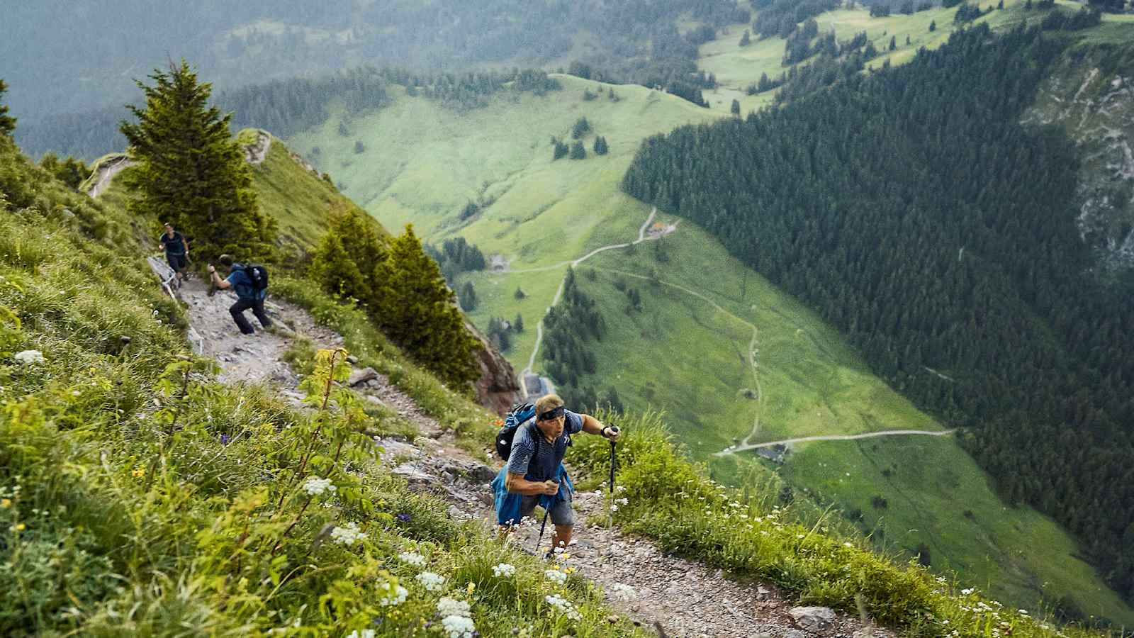 Wanderer beim sportlichen Aufstieg.