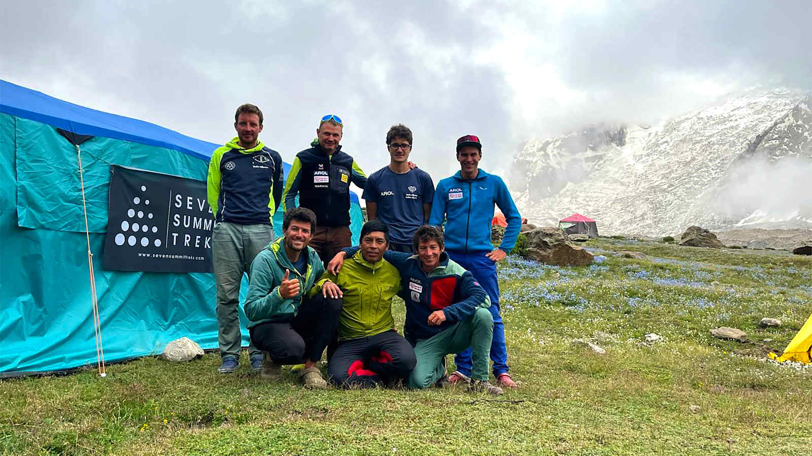 Euphorische Stimmung im italienischen Expeditionsteam. Obere Reihe von links: Roger Bovard, Marco Camandona, Jerome Perruquet, Emrik Favre. Untere Reihe von links: Pietro Picco, Cesar Rosales, François Cazzanelli