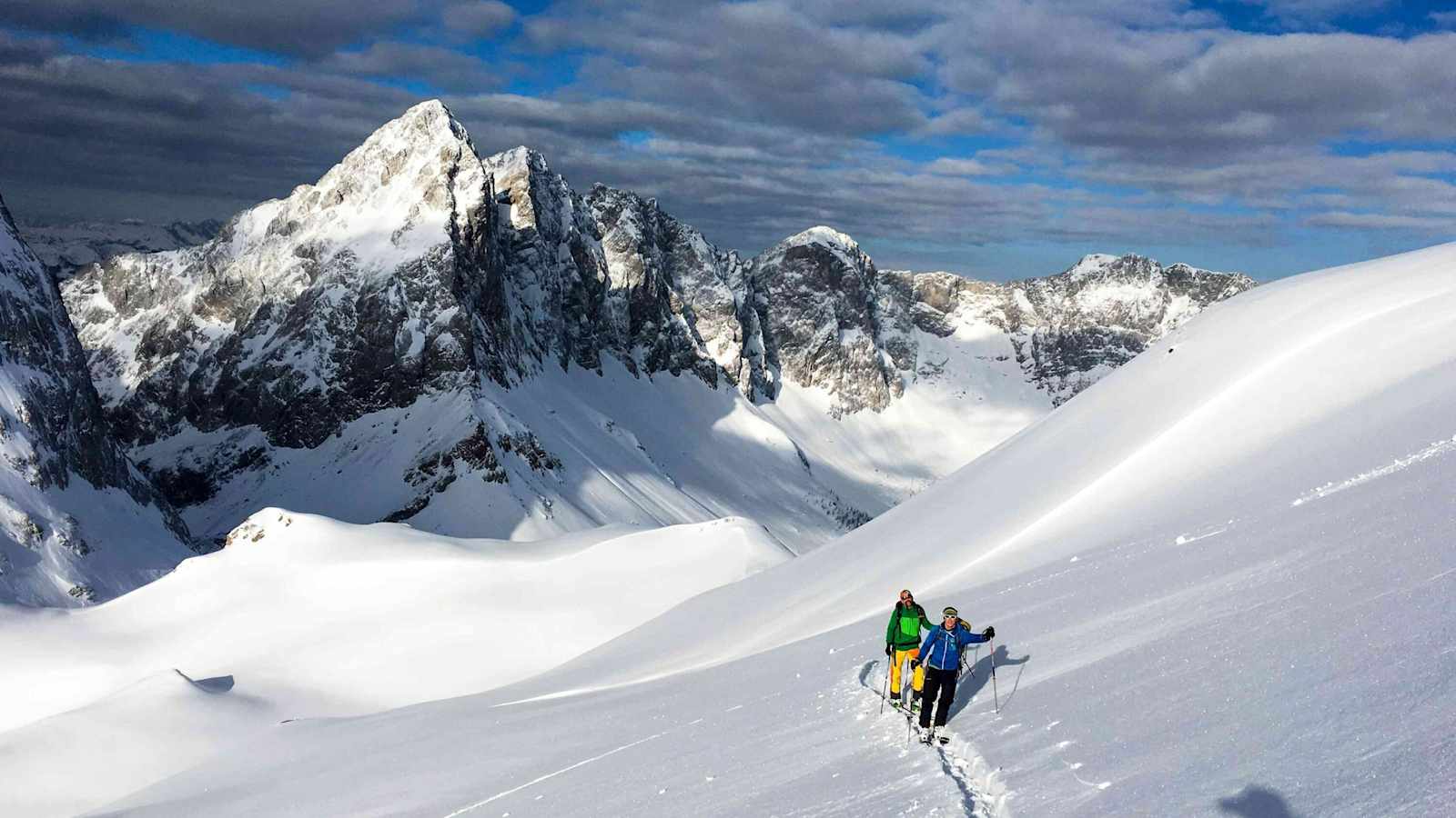 Mit Skitourenskiern die prächtige Bergwelt des Karnischen Kamms genießen.