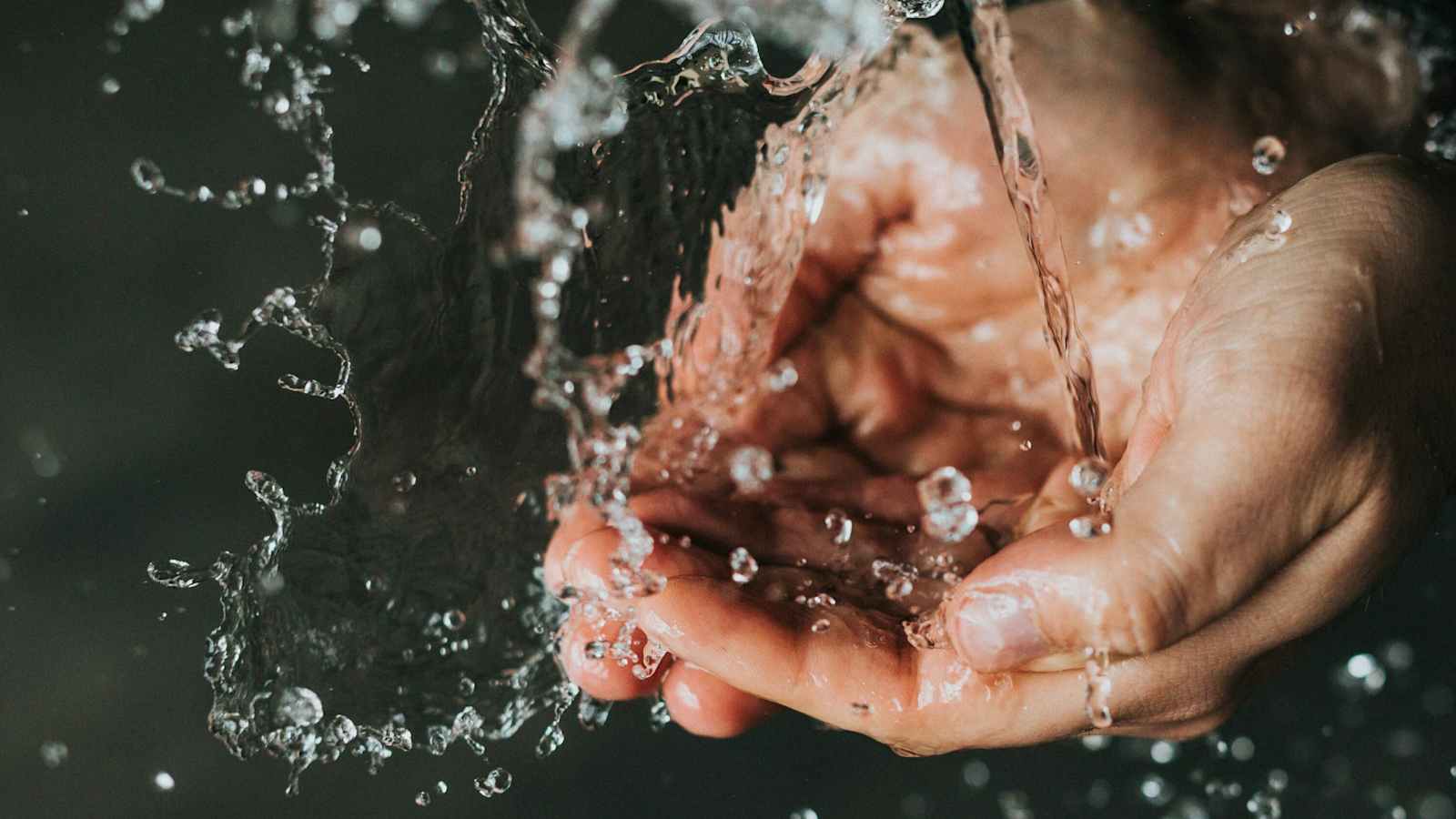 Richtig und umweltschonend Waschen – PFC und Mikroplastik bleiben im Grundwasser erhalten.