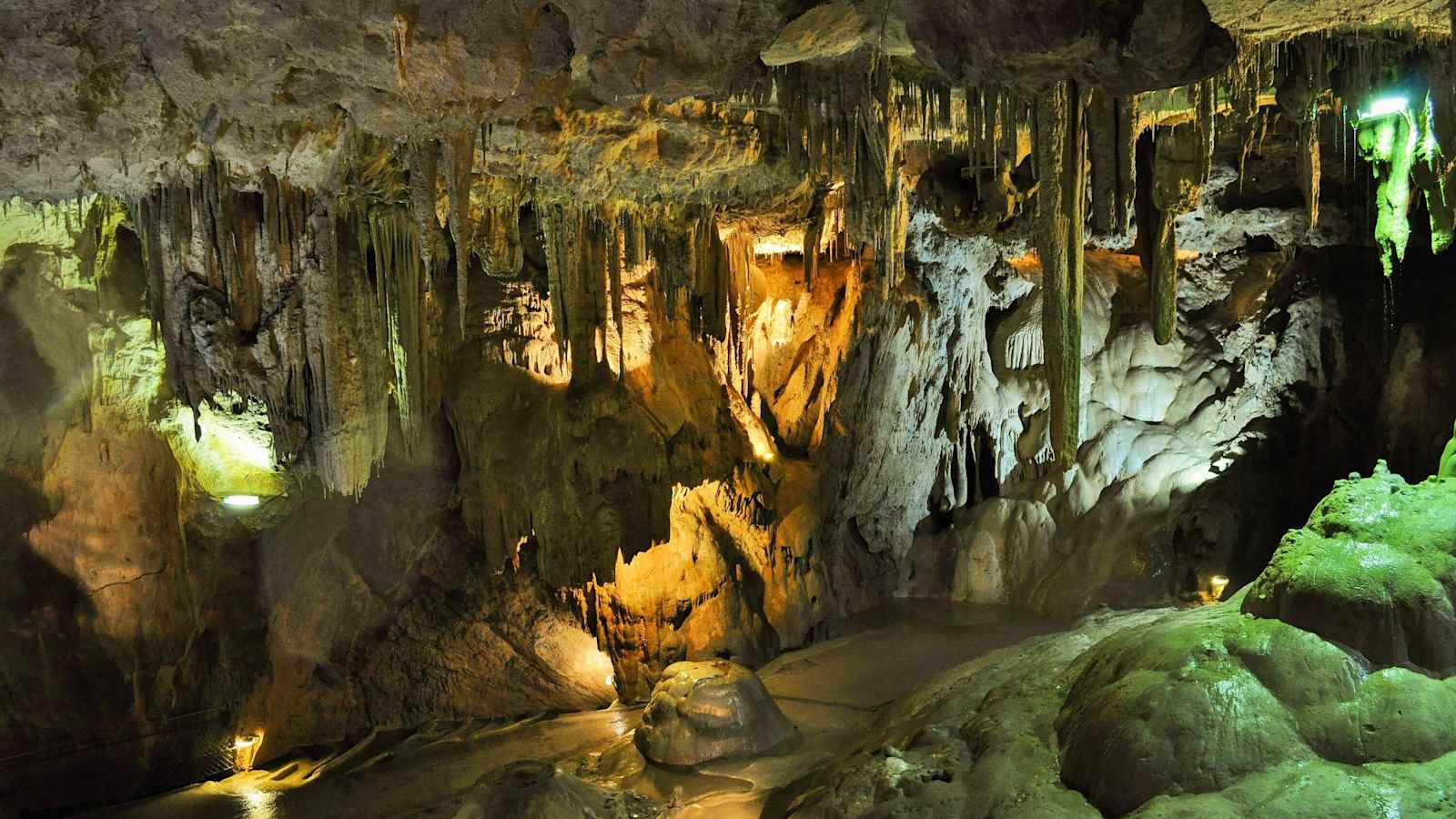 Beleuchtete Tropfsteine in einer Schauhöhle