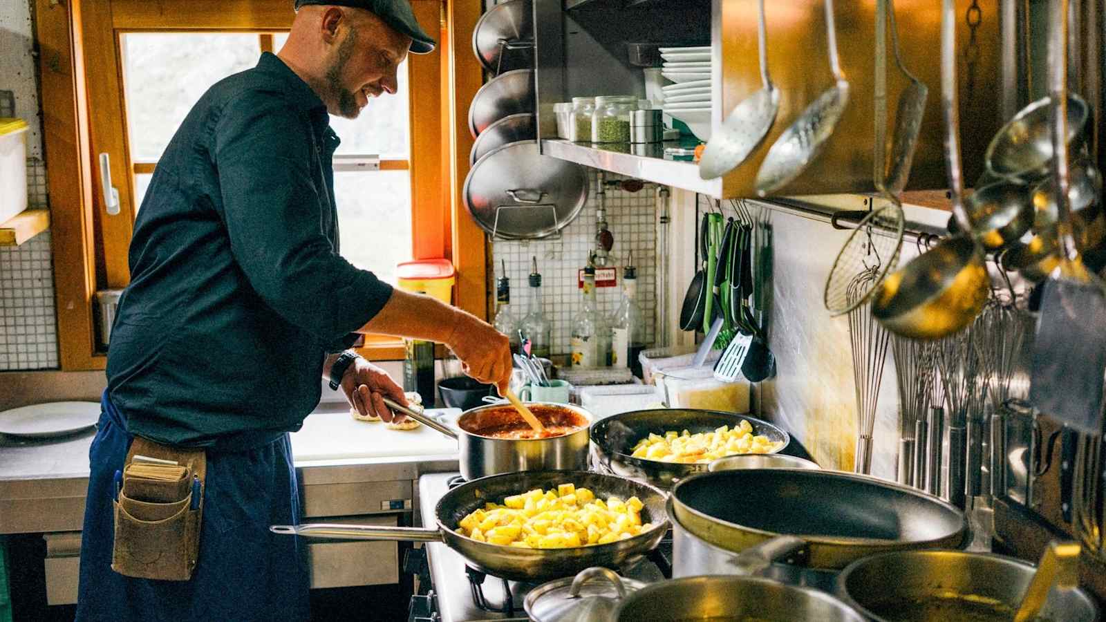 Der Hüttenwirt am Kochen