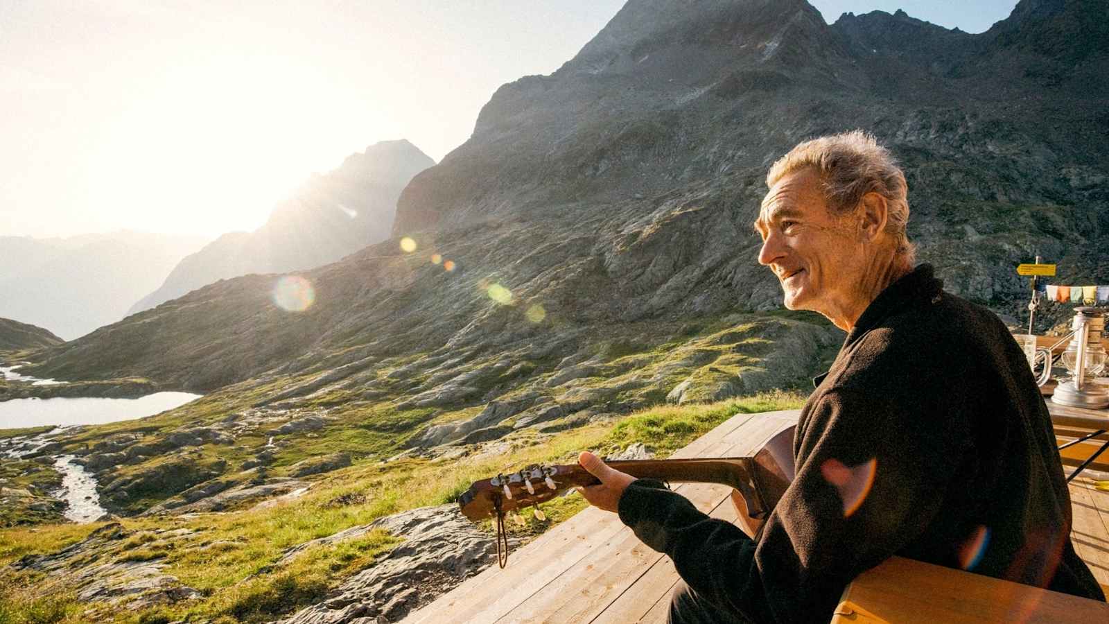 Gitarre spielen in der Abendsonne