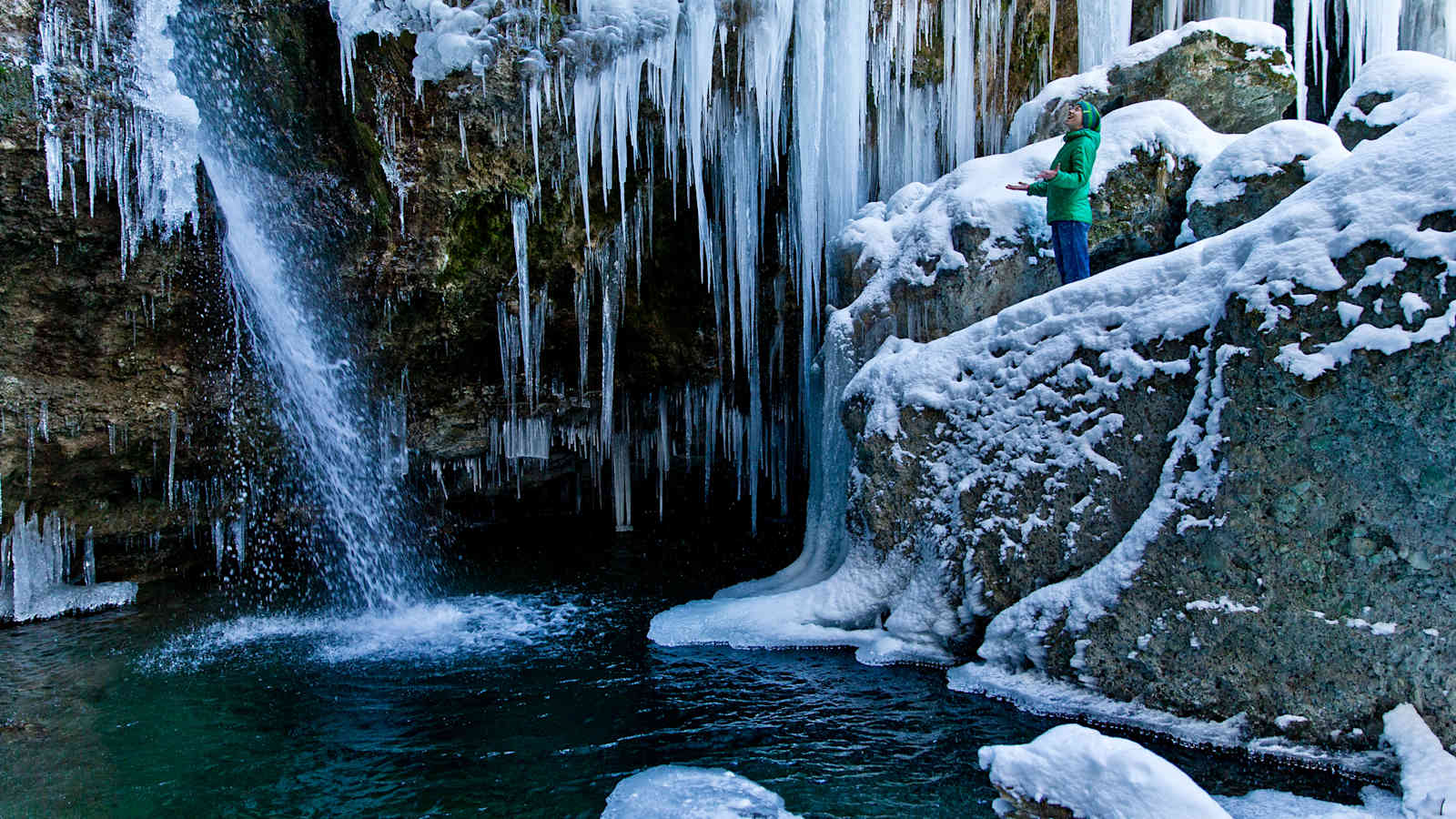 Spitze Eiszapfen wachsen vom Gestein.