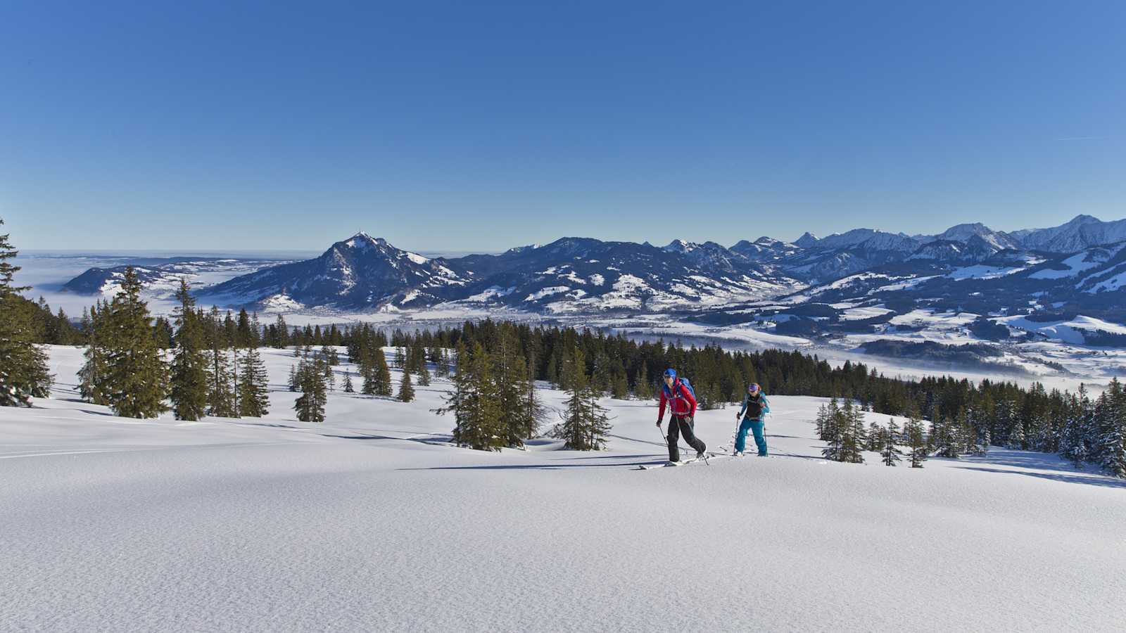 Zwei Skitourengeher in der Winterlandschaft.