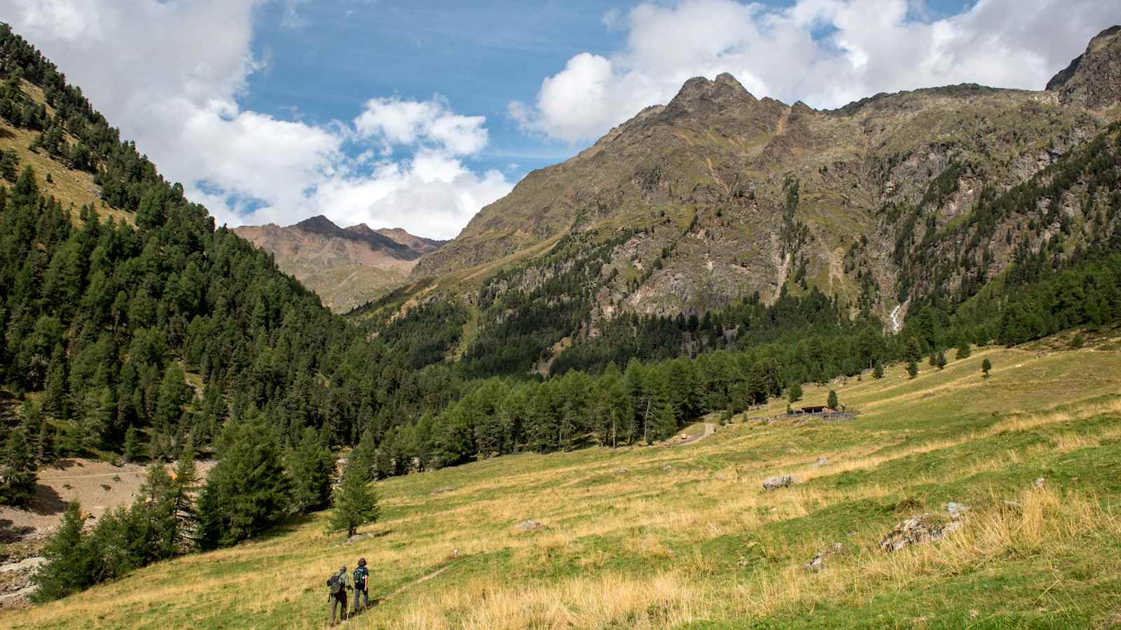 Zwei Wanderer beim Aufstieg.