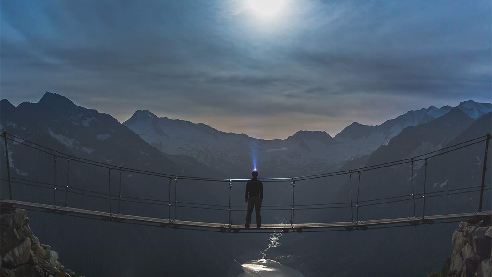 Bergsteiger bei Vollmond in den Zillertaler Alpen in Tirol