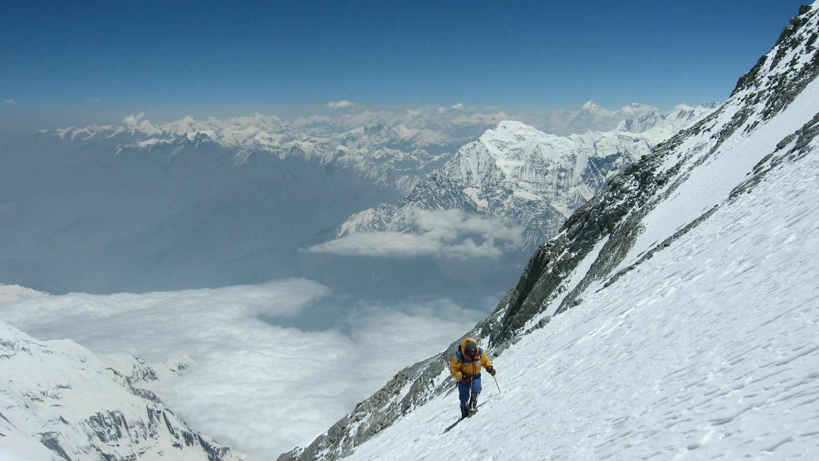 Bergsteiger in der Flanke vom Dhaulagiri