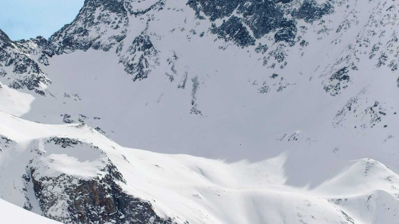 Die Skitourengruppe beim Aufstieg, dahinter der Gipfel des Glödis