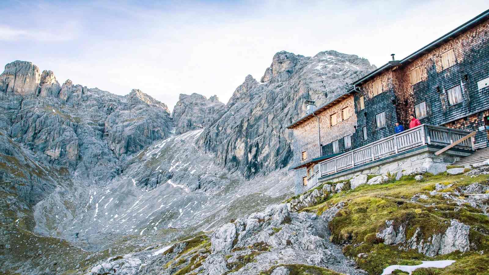 Die Karlsbader Hütte mit dem Roten Turm im Hintergrund.