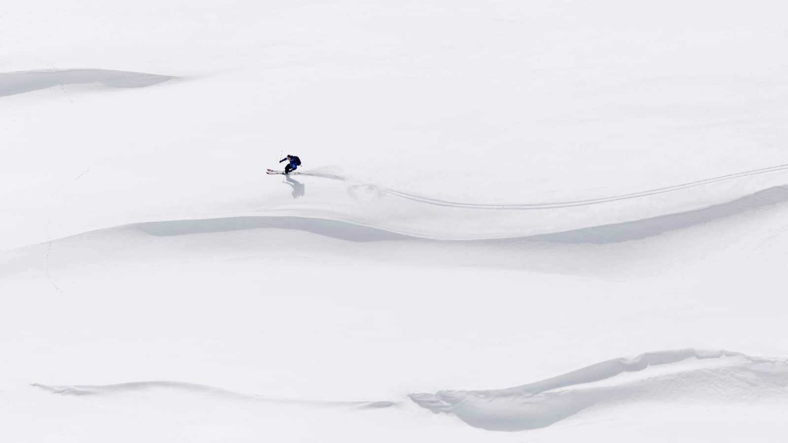 Ein Skifahrer bei der Abfahrt vom Bösen Weibl