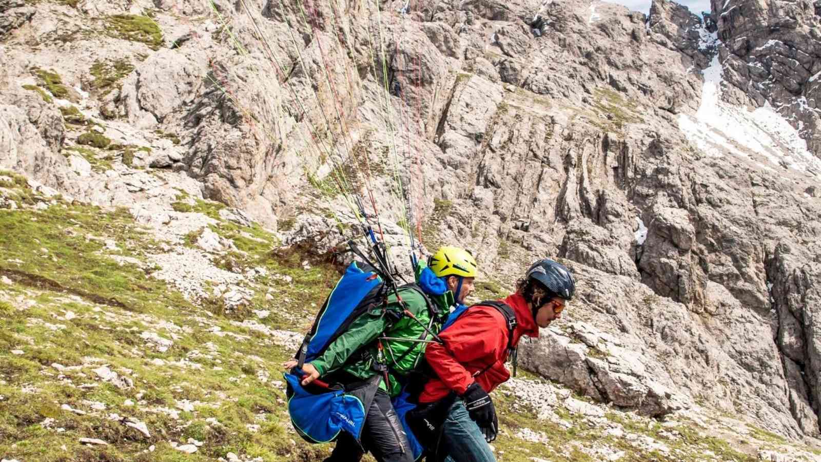 Die beiden Tandemflieger starten los.