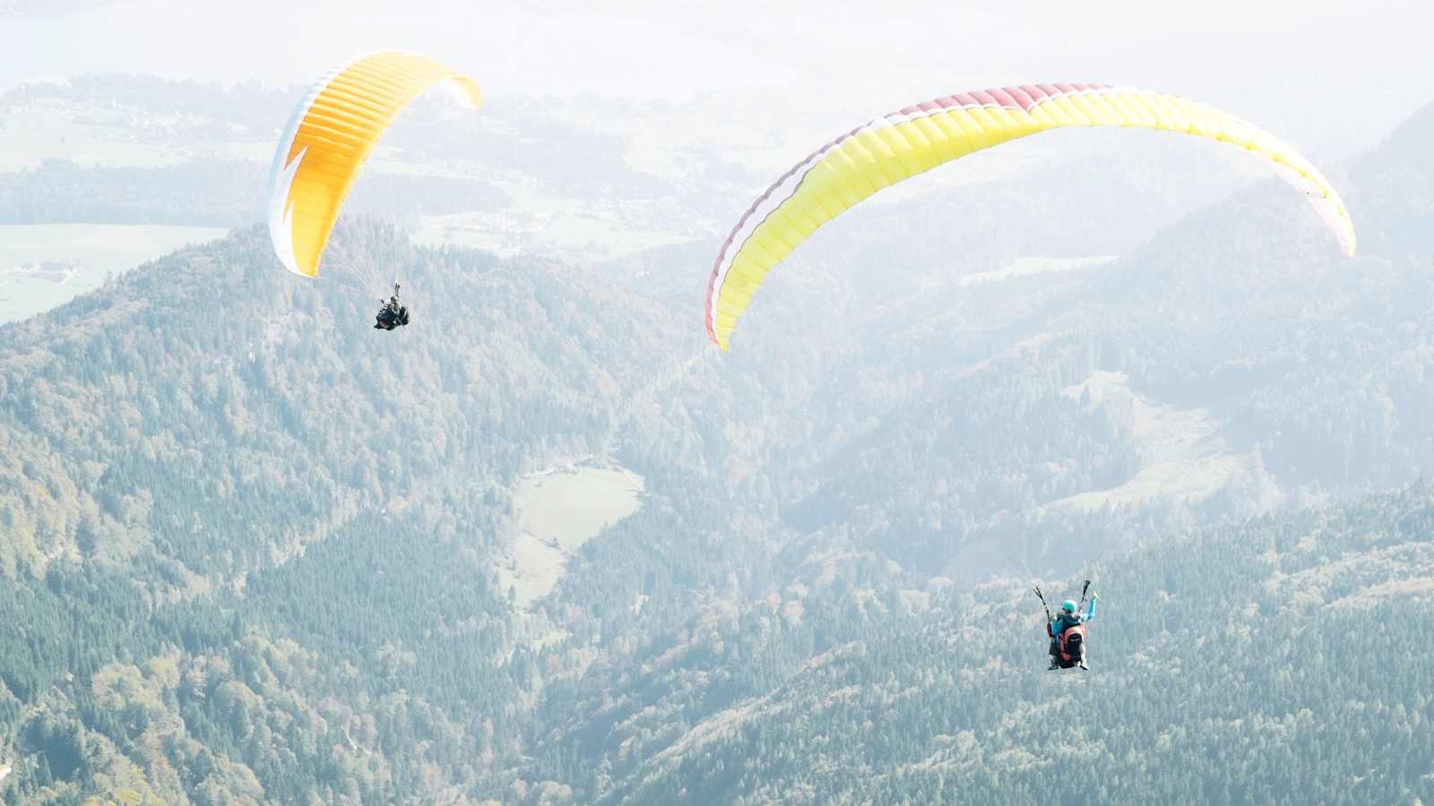 Zwei Paragleiter in luftigen Höhen