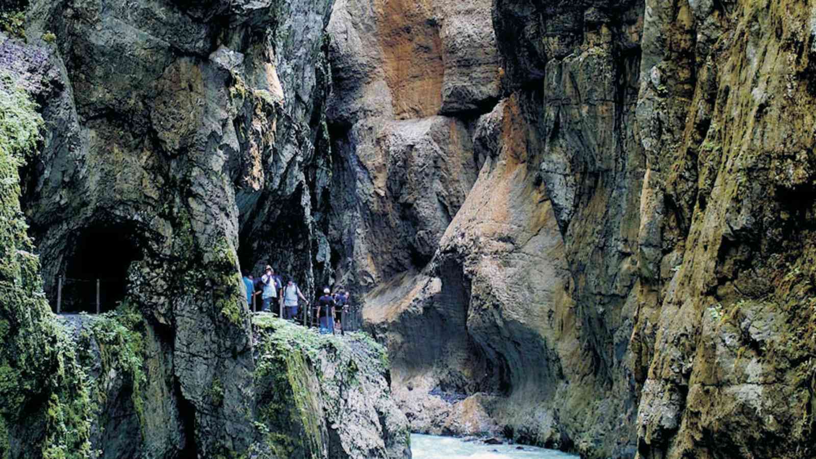 Eisiger Ausblick entlang der Partnachklamm in Garmisch-Partenkirchen, Bayern