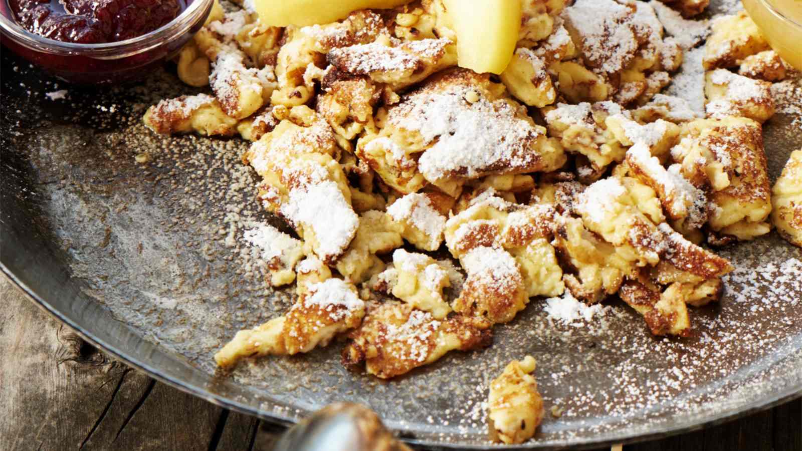 Saftiger Kaiserschmarren in einer Pfanne.