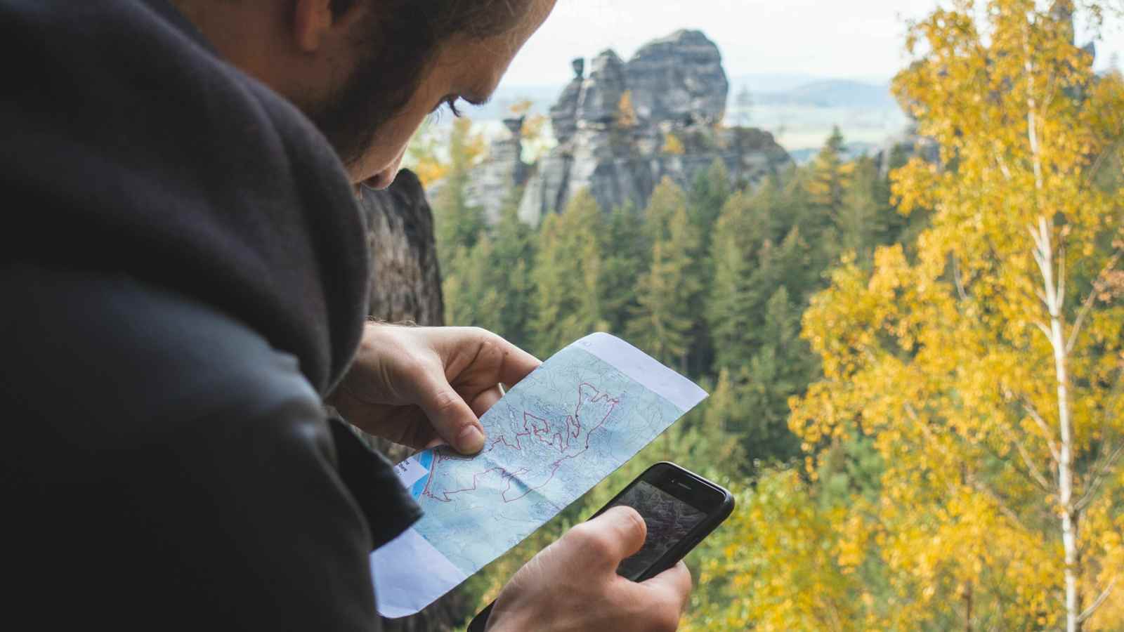 Beim Wandern essenziell: Den Weg kennen und Kartenmaterial sowie Handy dabeihaben.