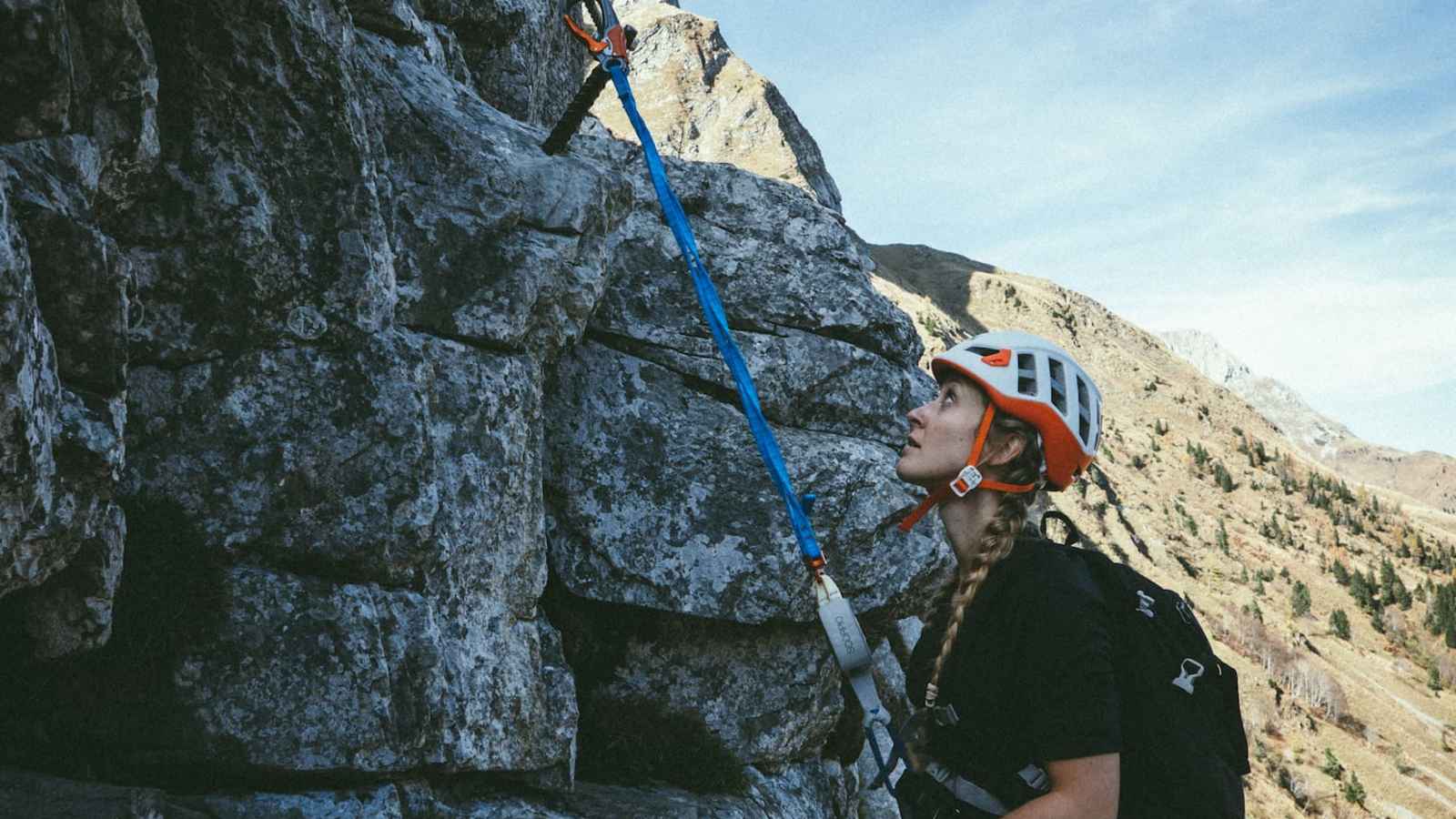 Pauline beim Versuch im Klettersteig, der in der Vergangenheit eine Panikattacke auslöste (Plöckenpass)