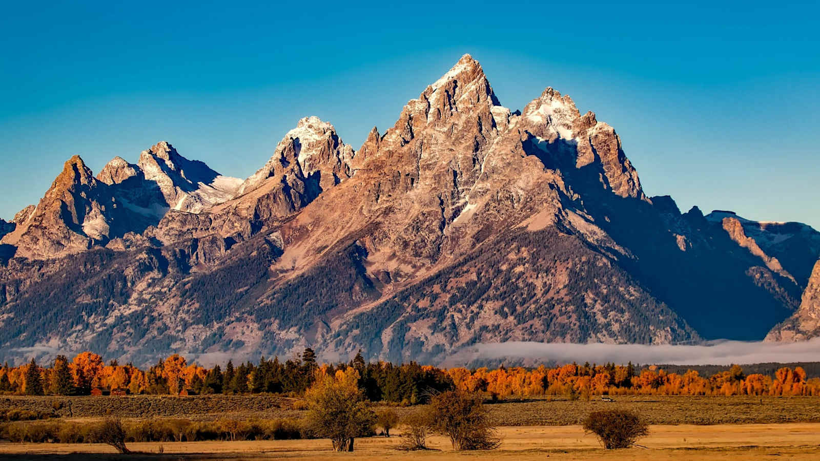 Berg in herbstlicher Landschaft